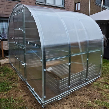 Serre La Classique en polycarbonate installée dans un jardin - MaSerreVerte
