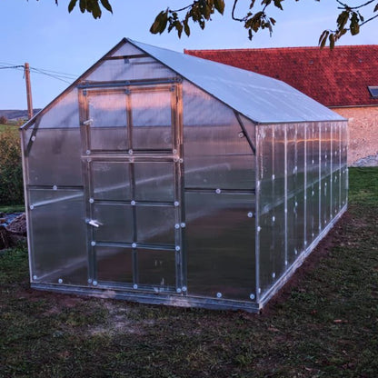 Serre La Maisonnette en polycarbonate installée au jardin - MaSerreVerte